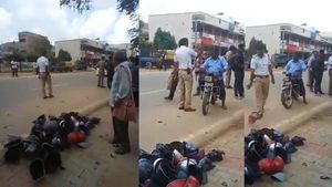 ஹெல்மெட்டை பிடுங்கி சிதறு தேங்காய் போல அடித்து உடைக்கும் போலீஸ் அதிகாரி... காரணம் இதுதான்!