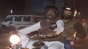 இந்தியாவிலேயே இந்த பைக்கை வைத்திருக்கும் முதல் முதலமைச்சர் இவர்தான்... அப்படி என்ன பைக் அது..!