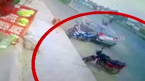 டூவீலர் மீது கார் மோதியதில் தூக்கி வீசப்பட்ட சேல்ஸ்மேன்... அந்தரத்தில் பறந்து சென்ற அதிர்ச்சி வீடியோ