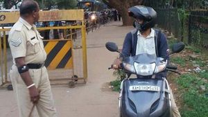 இது புதுசா இருக்கே... வாகன ஓட்டிகளுக்கு ரோஸ் கொடுத்து திக்குமுக்காட வைக்கும் போலீசார்! ஏன் தெரியுமா?
