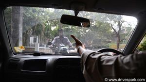 இந்திய சாலைகளில் நடக்கும் உச்சகட்ட காமெடிகள்! (பி.கு - சிரித்து வயிறு புண் ஆனால் கம்பெனி பொறுப்பல்ல)