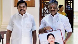 கெஜ்ரிவால் பாணியில் அதிரடி... செம மாஸ் காட்டிய ஓபிஎஸ்-இபிஎஸ்... ஆச்சரியத்தில் வாயை பிளந்த மக்கள்!!