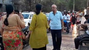 களத்தில் இறங்கிய முதியவர்கள்... கத்தி படத்தை மிஞ்சும் தரமான சம்பவம்... இந்தியாவே மிரண்டு போனது...