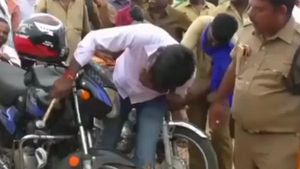 பைக் ஓனரை வைத்தே மின் விளக்கை உடைத்த ஈரோடு போலீஸ்.. அதிரடிக்கான காரணம் தெரிஞ்சா ஷாக் ஆய்டுவீங்க..!