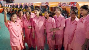உயிரை துச்சமென நினைத்து களத்தில் இறங்கிய 25 பெண்கள்.. சூடுபிடிக்கும் கொரோனாவிற்கு எதிரான போராட்டம்..