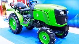 இந்தியாவில் முதல் முறை... விவசாயிகளின் கஷ்டத்தை தீர்க்க வந்த அதிசய டிராக்டர்! விலை எவ்வளவு தெரியுமா?