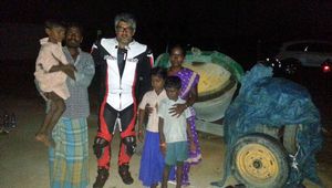 தல எப்பவுமே கெத்துதான்... குடிசையில் வாழும் ஏழை குடும்பத்தை சந்தோஷத்தில் திக்கு முக்காட வைத்த அஜீத்