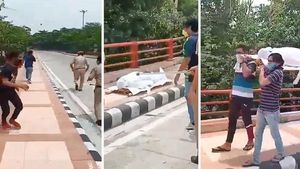 தெறித்து ஓடிய இளைஞர்கள்... இதுவரை யாரும் வழங்காத ஒரு தண்டனையை கொடுத்த போலீஸ்... வைரல் வீடியோ