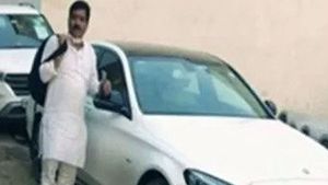 பென்ஸ் காரை ரோட்டில் நிறுத்தி விட்டு மாட்டு வண்டியில் ஆபீஸ் போன தொழிலதிபர்! எல்லாரும் ஆடிப்போய்டாங்க