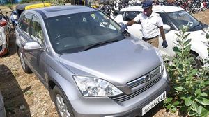 பக்கா ஜென்டில்மேன்... விவிஐபி-யின் காரை தூக்கிய தமிழ்நாடு போலீஸ்... யாரென்று தெரிந்ததும் ஆச்சரியம்