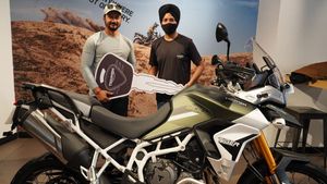 2020 ட்ரையம்ப் டைகர்900-ன் டெலிவிரிகள் துவங்கின.. வீட்டிற்கு ஓட்டிசென்ற உரிமையாளர்கள் இவர்கள்தான்...