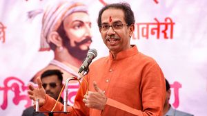 கொரோனாவால் கஜானா காலி ஆயிட்டு வர்றப்ப உத்தவ் தாக்கரே செஞ்ச காரியம்... என்னனு தெரிஞ்சா கோவப்படுவீங்க