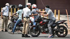 ஒன்னே கால் லட்சம் தண்டம் கட்டிய வாகன ஓட்டி! காரணத்தை கேட்டு எல்லாரும் விழுந்து விழுந்து சிரிக்கறாங்க