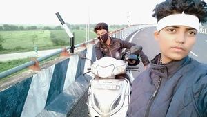 ஆண் கெட்டப்பில் தோழியுடன் 1,800 கிலோ மீட்டர் ஸ்கூட்டர் பயணம்... இந்தியாவையே கலங்க வைத்த பெண்...