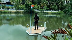 பிவிசி பைப்புகளை கொண்டு உருவாக்கப்பட்ட ரிமோட் கன்ட்ரோல் படகு...அசத்திய இளைஞர்கள்!
