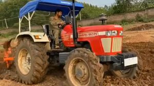 யாருமே எதிர்பாக்காத ஒன்னு... சூப்பரான டிராக்டரை விலைக்கு வாங்கிய தல டோனி... ஆச்சரியத்தில் ரசிகர்கள்