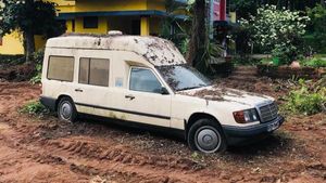 கைவிடப்பட்ட மெர்சிடிஸ்-டாடா அரிய வகை ஆம்புலன்ஸ்..! அருமையுணர்ந்து புத்துயிர் அளிக்கும் இளைஞர்கள்..!