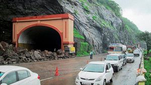 இனி இந்த சாலையில் போகும்போது ரொம்ப கவனமா இருங்க... எச்சரிக்கையை மீறினால் என்ன நடக்கும் தெரியுமா?