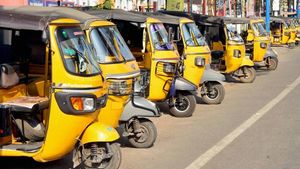 ஆட்டோக்களை விற்பனை செய்து விட்டு காய்கறி விற்கும் உரிமையாளர்கள்... செம ஜாலி மூடில் கார் நிறுவனங்கள்