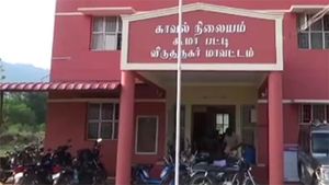 வண்டியை தூக்கிய போலீஸ் எஸ்ஐ... பழிக்கு பழி வாங்கிய மின் வாரிய ஊழியர்! அப்படி என்ன செய்தார் தெரியுமா?