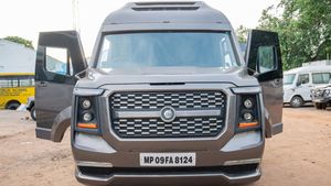 சொகுசு இல்லமாக மாற்றப்பட்ட டெம்போ டிராவலர் வேன்... தனிநபர் விமானத்திற்கு இணையான வசதிகள்!