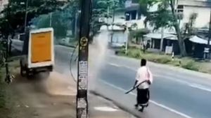 கிரேட் எஸ்கேப்... இந்த ஆண்டின் பெரிய அதிர்ஷ்டசாலி இவர்தான்... பிரம்மிப்பில் உறைய வைக்கும் வீடியோ...