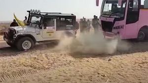 பஸ், லாரிகளை அசால்டாக மீட்டு திறமையை நிரூபித்த மஹிந்திரா தார்... பிரம்மிக்க வைக்கும் வீடியோக்கள்...