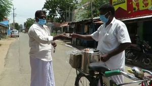 சைக்கிளில் தெரு தெருவாக டீ விற்கும் நிலைக்கு தள்ளிய ஊரடங்கு.. இவர் யார்னு தெரிஞ்சா வருத்தப்படுவீங்க