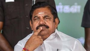 முதல்வர் எடப்பாடி பழனிச்சாமியை மெர்சலாக்கிய மதுரை அரசு பள்ளி மாணவர்கள்... என்ன செய்தார்கள் தெரியுமா?