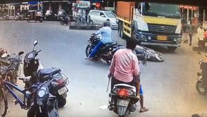 டிரக் டிரைவரின் சாமர்த்தியத்தால் மயிரிழையில் உயிர் தப்பிய இளைஞர்! ரொம்ப பெரிய அதிர்ஷ்டசாலி! வீடியோ!