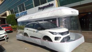 பெரிய காற்றடைக்கப்பட்ட பலூனிற்குள் காட்சியளித்த டாடா கார்... இப்படி ஒரு பாதுகாப்பு வசதியை இதுவர யாருமே கொடுக்கல...