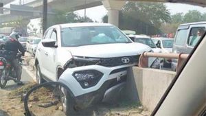 பத்திரமாக வெளியே வந்த பயணிகள்... மீண்டும் ஒரு முறை வலுவான கட்டுமான தரத்தை நிரூபித்த டாடா கார்...