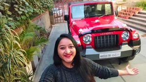 எனக்கு இப்படி ஒரு பரிசா! அழகிய மனைவிக்கு அழகான பரிசை வழங்கிய கணவன்... இத உங்க மனைவிக்கு தெரியாம பாத்துக்கோங்க!