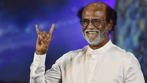 திடீரென வைரலாகும் சூப்பர் ஸ்டாரின் பழைய புகைப்படம்... அவரு பக்கத்துல இருக்க சொகுசு காரோட விலை, சிறப்புகள் என்ன தெரியுமா?