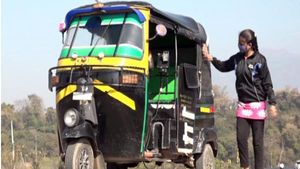 பார்ட்-டைம் ஆட்டோ டிரைவராக மாறிய 21 வயது இளம்பெண்... காரணம் தெரிந்தால் கண்டிப்பா பாராட்டுவீங்க...