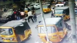 டாடா அல்ல... தலைகீழாக கவிழ்ந்தபோதும் டிரைவரின் உயிரை காப்பாற்றிய கார்... எந்த நிறுவனத்தின் தயாரிப்பு தெரியுமா?