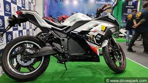 ஸ்டைலில் கேடிஎம் ட்யூக் பைக்குகளே தோற்றுவிடும்!! கோவாவில் உலாவந்த இந்தியாவின் கபீரா கேஎம்4000 எலக்ட்ரிக் பைக்!