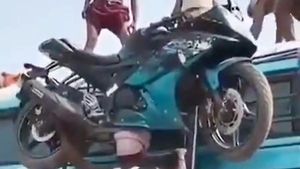 நிஜ பாகுபலியா? வறுமையின் அடையாளமா? தலையில் பைக்கை சுமந்தபடி பஸ்ஸின் மீது ஏறிய தொழிலாளி... வீடியோ