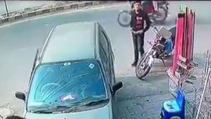காருக்குள் இருந்த பையை லாவகமாக திருடிய இளைஞர்... சிசிடிவி கேமிராவில் பதிவான ஷாக் வீடியோ! இனியாவது உசார இருங்க!