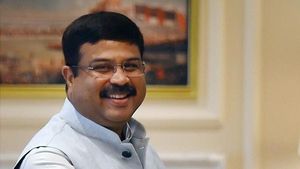 அடக்கடவுளே... பெட்ரோல், டீசல் மீதான கலால் வரியை அரசு குறைக்குமா? மத்திய அமைச்சர் சொன்ன பதில் இதுதான்...