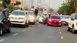 சசிகலாவையே மிஞ்சிட்டார்... மும்பை அதி-வேக சாலையை அதிர விட்ட பிரபல குற்றவாளி... என்ன நடந்தது தெரியுமா?