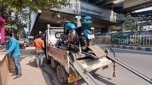 டெம்போவில் ஏற்றி செல்லப்பட்ட ஜாவா பைக்கிற்கு அபராதம்... காரணத்தை பார்த்து ஓனர் ஒரு நிமிஷம் ஆடிப்போயிட்டாரு