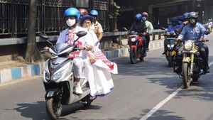 ஸ்கூட்டரின் பின்னால் அமர்ந்து தலைமை செயலகம் வந்த மேற்கு வங்க முதல்வர் மம்தா பானர்ஜி... ஏன் தெரியுமா?