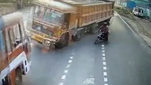 மயிரிழையில் உயிர் தப்பிய பைக் ஓட்டுனர்- லாரி வந்த வேகத்திற்கு மோதி இருந்தால்... நினைத்து கூட பார்க்க முடியல...