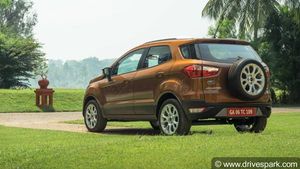 புதிதாக திருமணமான இயக்குனருக்கு காரை ஆச்சரிய பரிசாக அளித்த தயாரிப்பாளர்... இந்த காரோட விலை எவ்ளோ தெரியுமா?