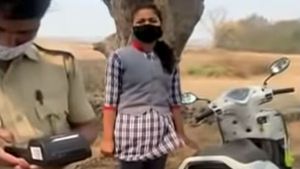 டூ-வீலரில் பள்ளிக்கு போன மாணவர்கள்... பெற்றோர்களுக்கு பாடம் கற்பித்த போலீஸ்... ஆஹா, தரமான பாடமா இருக்கே!!