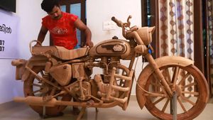 இதெல்லாம் வேற லெவல் திறமை... மரக்கட்டையால் உருவாக்கப்பட்ட ராயல் என்பீல்டு புல்லட்... வீடியோ!