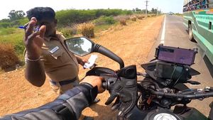 கர்நாடகாவில் இருந்து வந்த பைக் ரைடரை நிப்பாட்டிய தமிழ்நாடு போலீஸ்காரர்... காரணத்தை உங்களால் யூகிக்கவே முடியாது