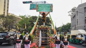 சிக்னல் கம்பத்திற்கு மரியாதை செலுத்திய பெங்களூரு போலீஸார்... இந்த கம்பத்திற்கு பின்னால் இப்படி ஒரு வரலாறா?..