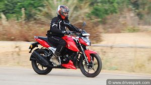 பட்ஜெட் பெர்ஃபார்மென்ஸ் பைக்குகளில் பர்ஃபெக்ட் சாய்ஸ்... புதிய டிவிஎஸ் அப்பாச்சி 160 4வி பைக்கின் ரோடு டெஸ்ட் 